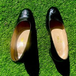 Chanel vintage pumps with low heel . Size 6.5 . In very good condition.